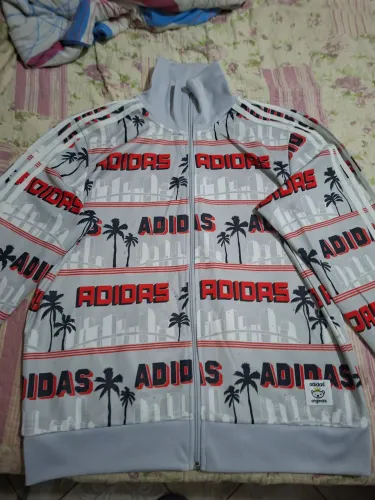 Agasalho ADIDAS. 