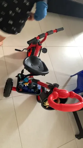 Carrinho de passeio com empurrador e pedal