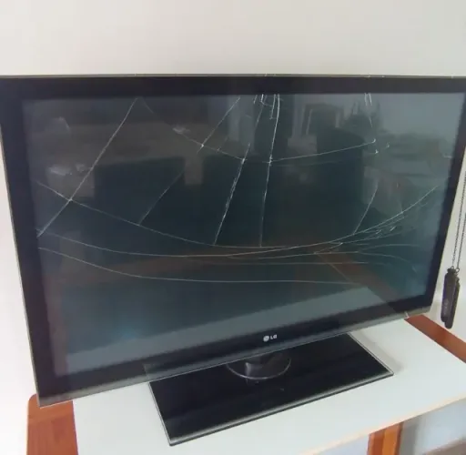 TV LG 42" com a tela trincada