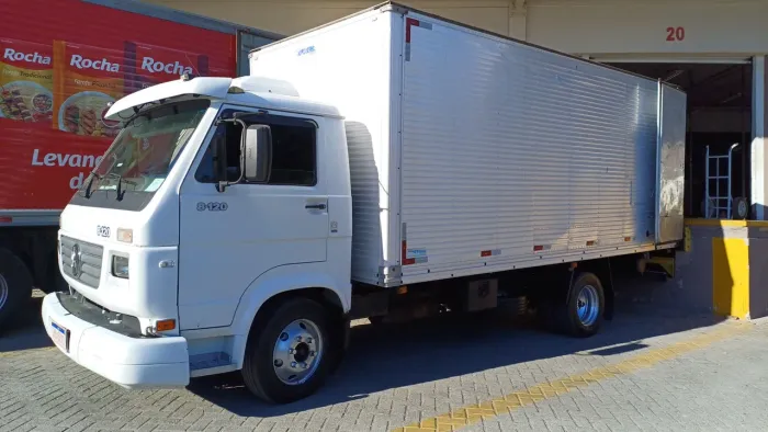 Vendo caminhão 8.120 bau de 5 .5
