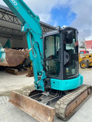 Mini escavadeira Kobelco SK35SR cabinada