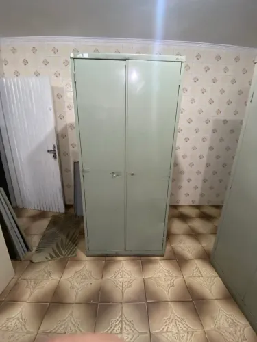 Armário de aço com 2 portas e 3 prateleiras