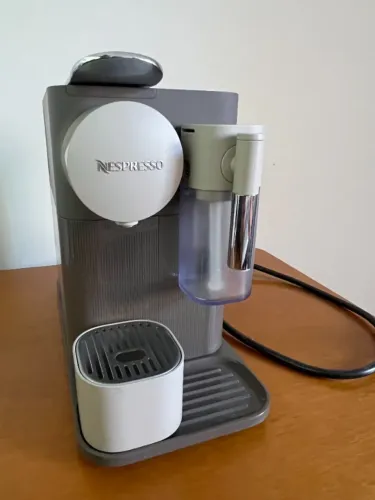 Cafeteira Nespresso Lattissima One F111 Mocha Brown