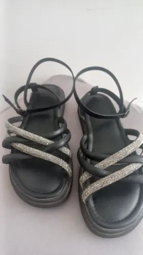 Sandalia preta com brilho