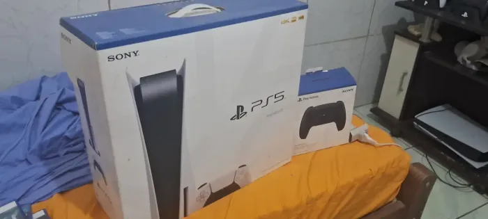 Vendo Ps5 com dois controles e jogos.