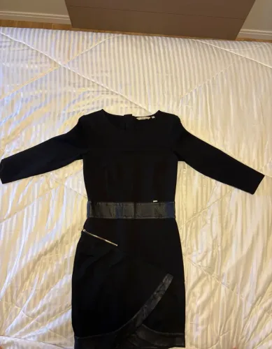 Vestido Preto Salsa Jeans Manga 3/4 com Ziper e Detalhe de Couro