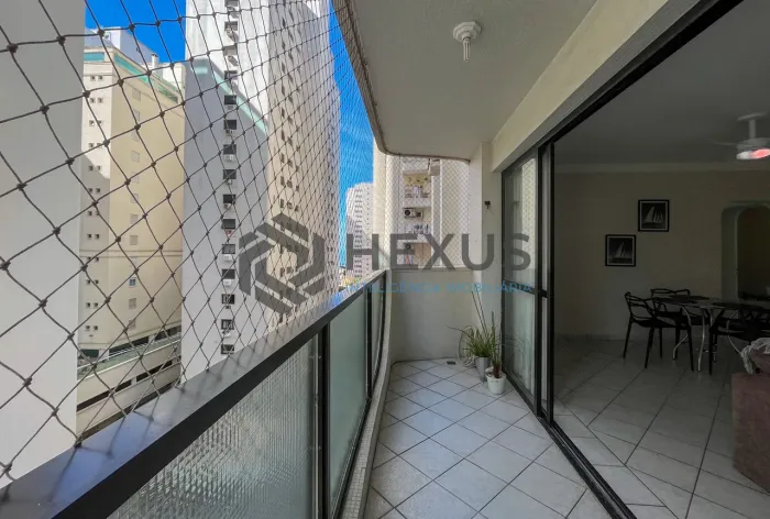 Apartamento com varanda, lazer e 2 vagas à venda, Barra Funda, Guarujá, SP