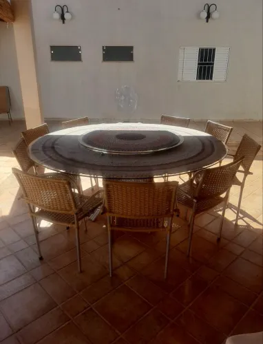 Conjunto mesa de vidro com 9 cadeiras fibra e mesa giratória 