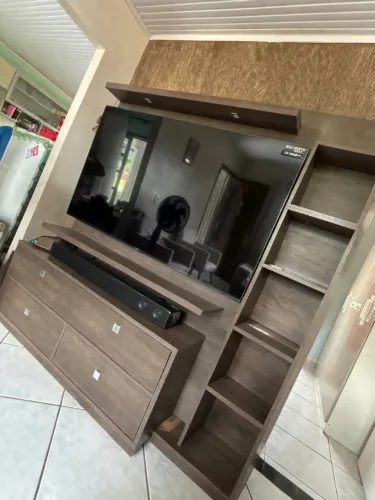 Estante Painel para TV - Moderna e muito conservada