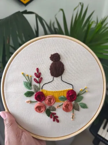 Bastidor Bordado Artesanal Mulhjer com Flores 20cm