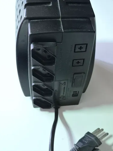 o estabilizador 110/220V Enermax EXXA Power T 300 (300VA / 300W).  