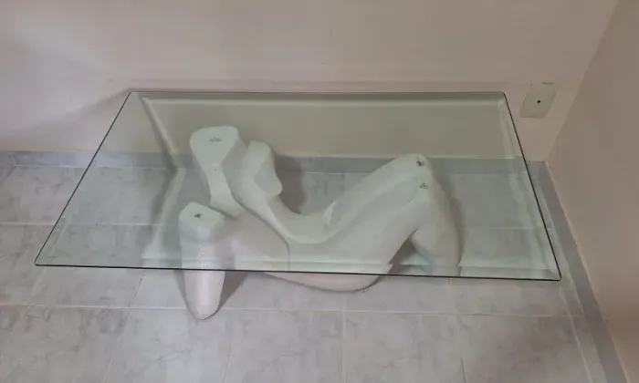 Mesa de Centro Elegante com Design Escultural e Contemporâneo