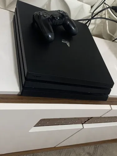 Vendo ps4 pro com controle original com jogos fisco
