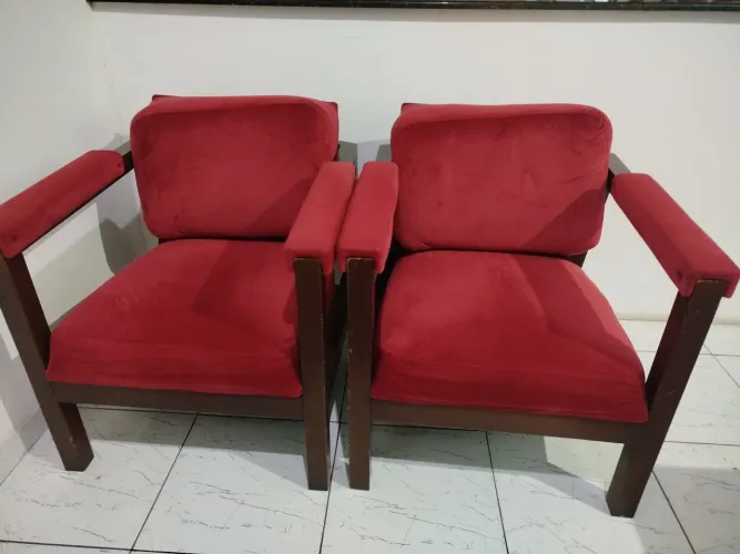 Vendo duas poltronas lindíssima de madeira pura, forro veludo, super confortável.