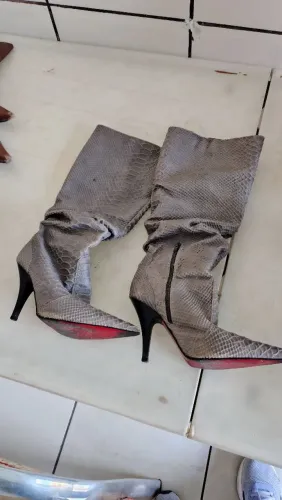 Bota couro cano longo cinza com detalhes marrotados número 36