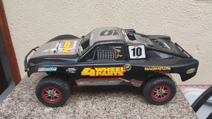 Carrinho de corrida 4X4 - controle remoto à gasolina