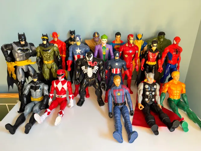 Lote com 20 Bonecos Marvel, DC, Power Rangers