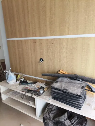 Painel para TV até 70 polegadas em MDF estilo linho creme co branco