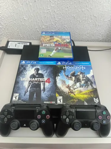 PS4 NA CAIXA, COM 2 CONTROLES E 3 JOGOS
