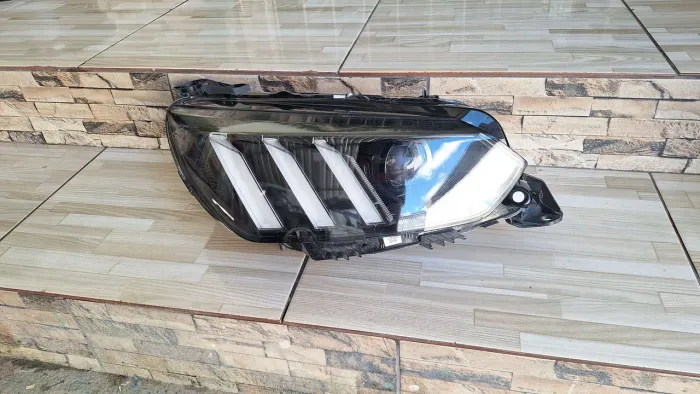 Farol Peugeot 208