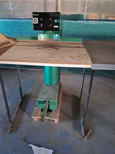 Uma máquina de vulcanização de lona de toldo