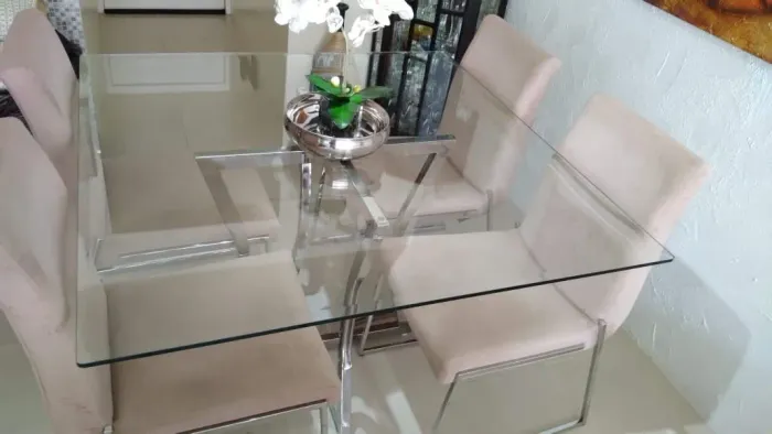 Mesa com 4 cadeiras em inox