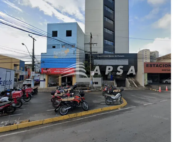 EXCELENTE SALA COMERCIAL BEM LOCALIZADO NO CENTRO COMPOSTA COM BANHEIRO. ESPAÇO PARA DIVER