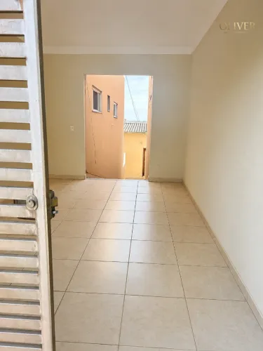 Casa com 2 quartos e garagem no Jardim América