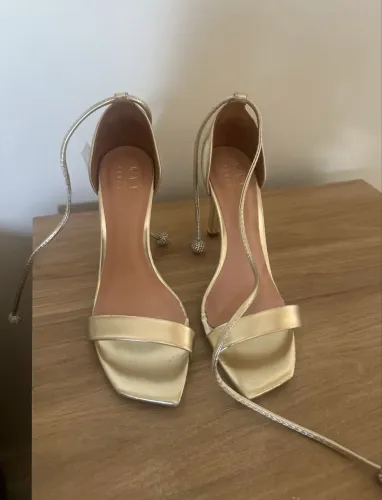 Salto dourado fosco da May Shoes