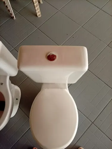 Vendo 2 vasos sanitários com caixa acoplada pouco tempo de uso
