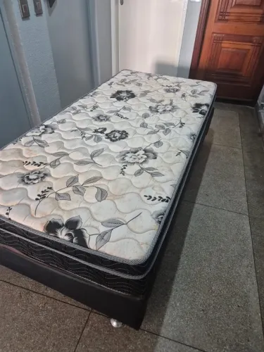 Cama Box + Colchão Solteiro - Base em bom estado