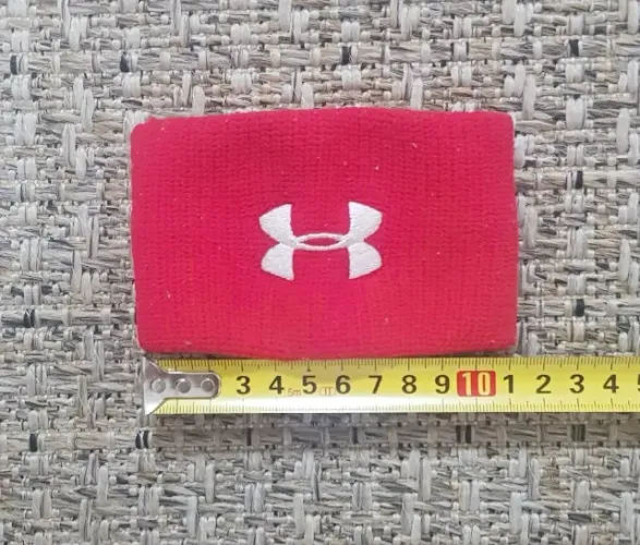 Munhequeira Under Armour atoalhada