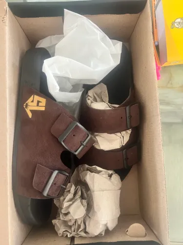 Chinelo birken de camurça 