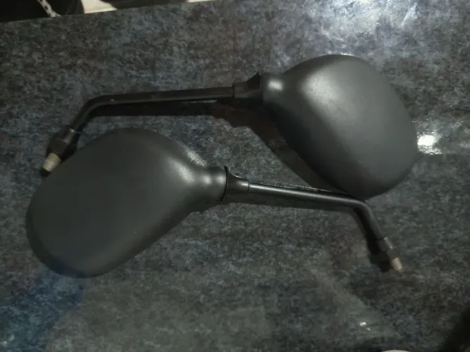 Vendo par de retrovisor de moto motuu 