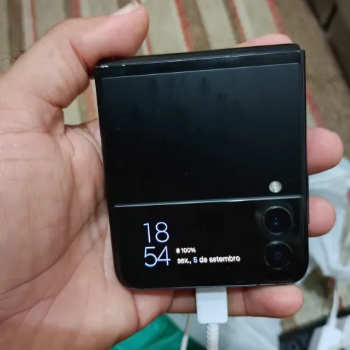 Celular Samsung Flip 3 com defeito na tela 