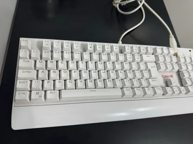 Lindo Teclado Mecânico Gamer Redragon Kala RGB Branco - K557W ABNT2