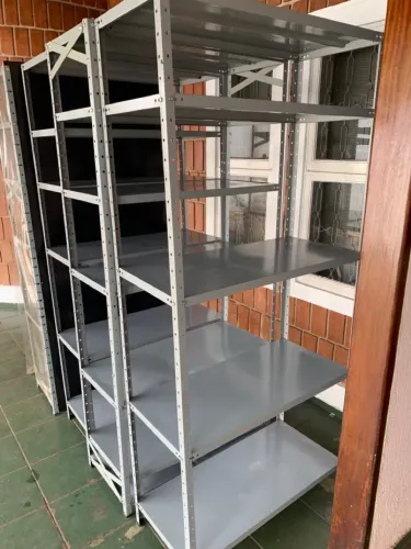 04 prateleiras de aço