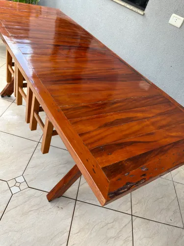 Mesa de madeira com banquetas 
