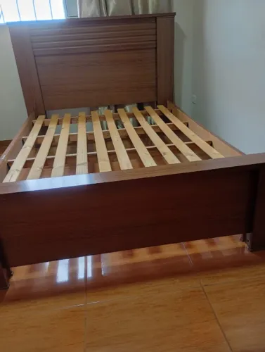 Vendo uma cama de casal de madeira