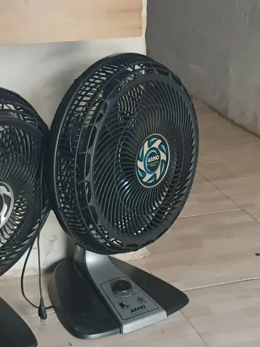 3 ventiladores de mesa e um de coluna