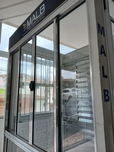 Fábrica de portas e janelas em alumínio