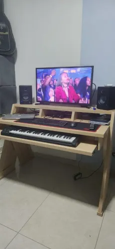 Mesa para homestudio com suporte para teclado