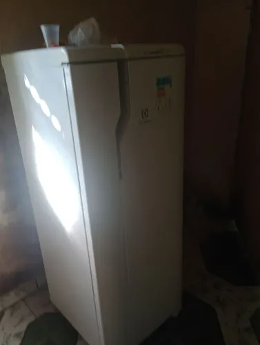 Geladeira Electrolux 300 l dois anos de uso