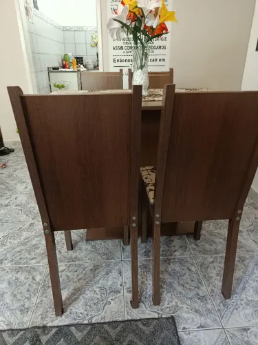 VENDO MESA DE JANTAR COM 4 CADEIRAS