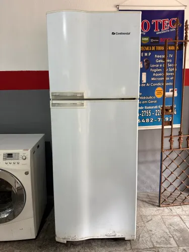 Geladeira gelando muito e bem grande