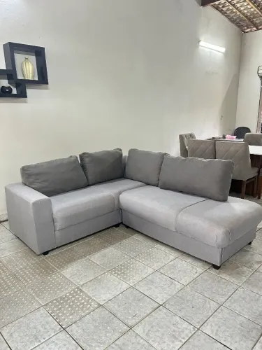 Sofá de canto, 2,25m x 1,90, linho cinza tom sob tom
