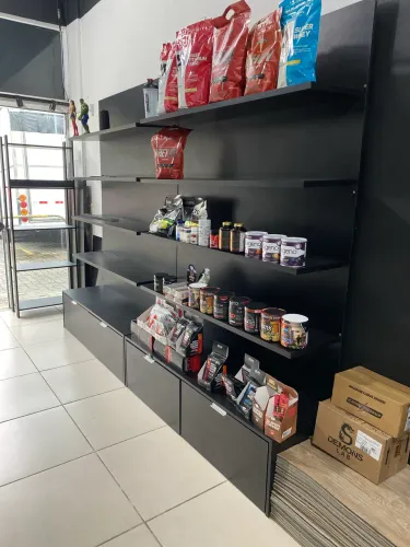 Gôndola de parede para loja.
