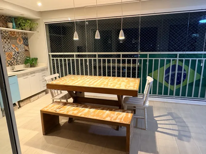 Mesa com bancos elegante em madeira
