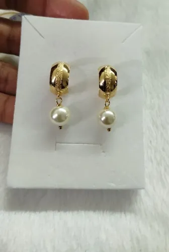 Brinco meia argola com pérola 3cm compr. 8mm larg.