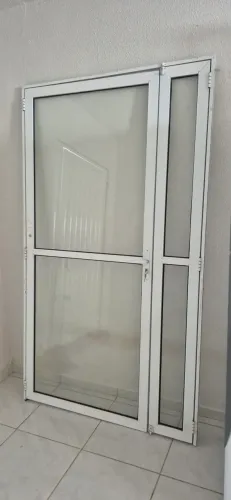Porta de Alumínio Branco com Vidro